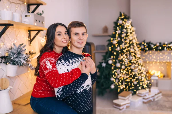 クリスマスツリーの近くの美しい若いカップル クリスマスを祝う — ストック写真