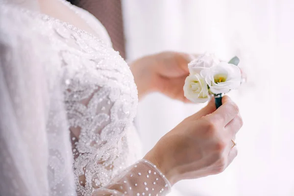 新娘拿着花的剪影 — 图库照片