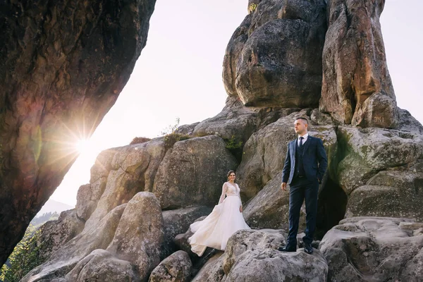 Belo Casal Está Desfrutando Passeio Montanha Rochas Recém Casados Caminham — Fotografia de Stock