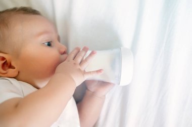 Bebeğim şişeden süt içiyor Yatakta yatıyor