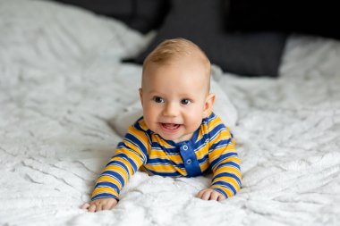 Yatakta emekleyen şirin bebek portresi