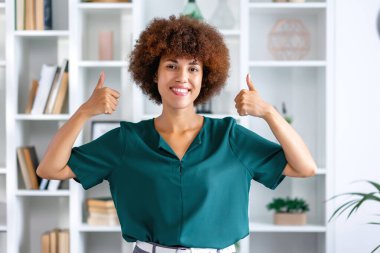 Neşeli, kendine güvenen, Afro-Amerikan iş kadını, ofis müdürü..