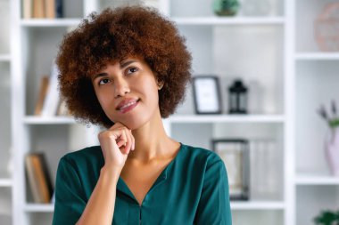 Afrika kökenli Amerikalı kadın derin düşünceler arıyor, proje üzerinde düşünüyor, iş sorunlarını araştırıyor.