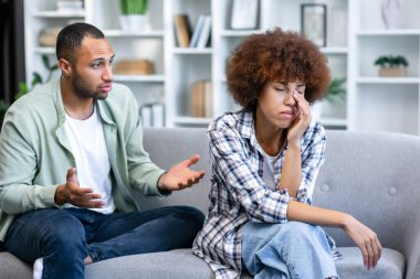 Genç bir çift kavgadan sonra kanepede oturuyor. Üzgün kadın, evde erkek arkadaşıyla el ele kavga ediyor. Kızgın çift birbirini görmezden geliyor, ilişki sorunları var..