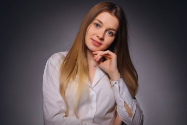 Beyaz bluz ve siyah etek giyen bir kadın..