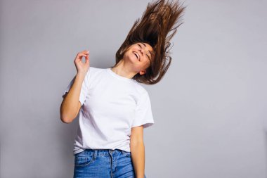 Beyaz tişörtlü ve beyaz kotlu kız stüdyoda saç sallıyor. İyi eğlenceler..