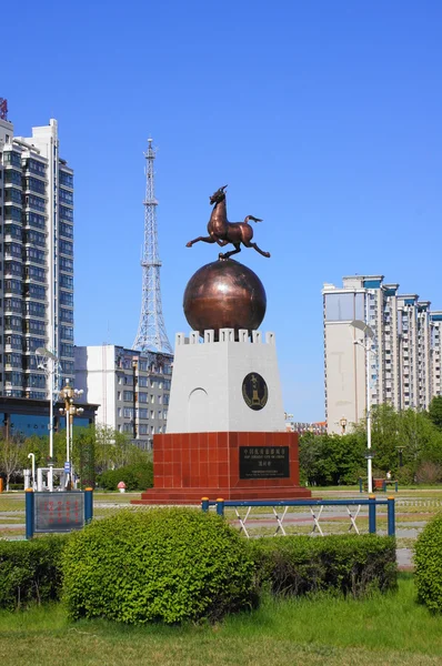 China ciudad de Heihe. Monumento decorativo con caballo galopante sobre el globo — Foto de Stock