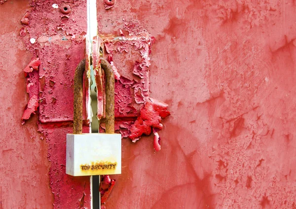 Vecchio lucchetto con cancello rosso — Foto Stock