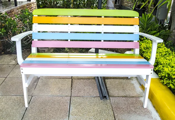 Banc de parc coloré — Photo