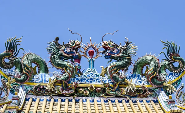 中国龙雕像在屋顶上 — 图库照片