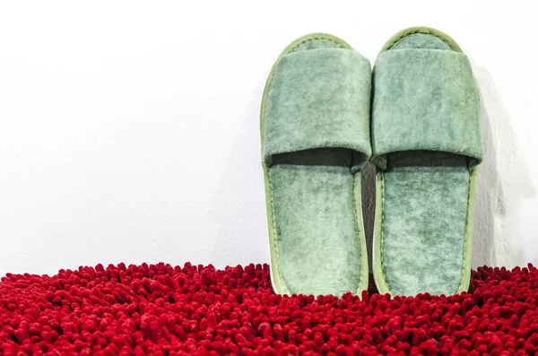 Pantofole su tappetino rosso Fotografia Stock
