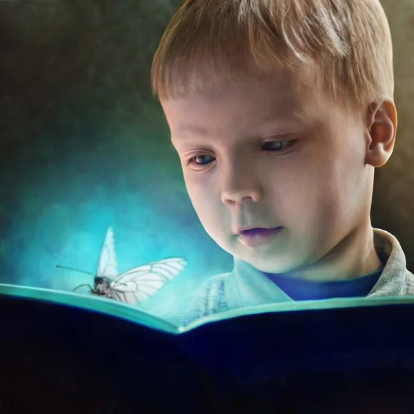 Дитина читає чарівну книгу Ліцензійні Стокові Зображення