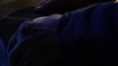 Teknisyen montaj masasına film koyuyor.