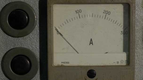 The arrow of the old ammeter twitches and rises to a certain value — Stock Video