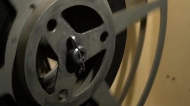 Filmin makarası kamerada dönüyor.