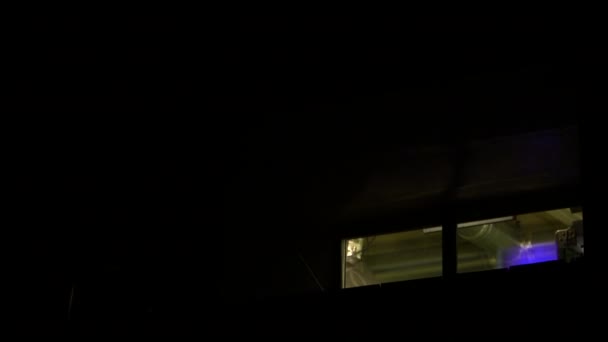 Proyección de proyector de cine parpadea en la sala oscura del cine — Vídeo de stock