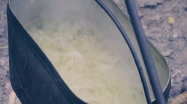 Ateşte çorba olan tencere dumanda asılı, su kaynıyor.