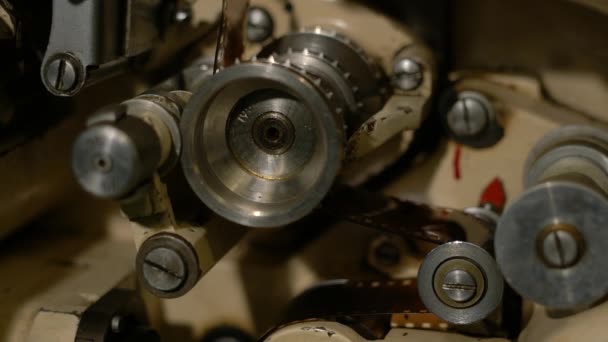 The film begins to move in the film machine mechanism — Stock Video