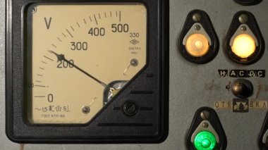 Elektrik panelini açıp kapayarak voltmetre el hareket ediyor.