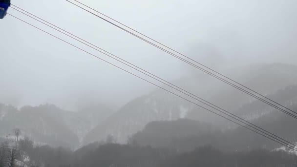 Funicular βόλτες κάτω από ένα τελεφερίκ σε ομιχλώδη καιρό βουνό — Αρχείο Βίντεο