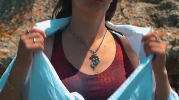 Wanita menyesuaikan kerah kemeja putih — Stok Video