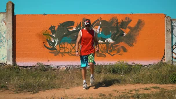 Un mec qui danse contre le mur — Video