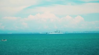 Karadeniz 'in ortasında bir savaş gemisi ve bir yelkenli.