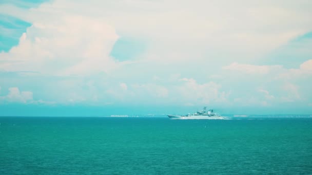 水平線に沿ってゆっくりと海上を航行する軍艦 — ストック動画