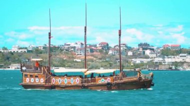 Karadeniz körfezinde eski bir gemi yelken açıyor.