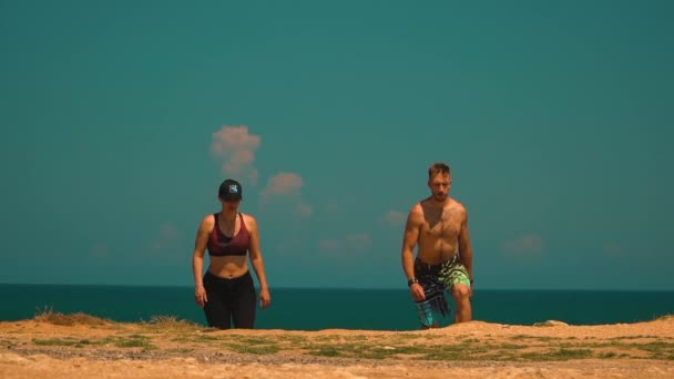 Jaki Sport Lubisz Najbardziej Para Mężczyzna Kobieta Walking Front Sea — Wideo stockowe
