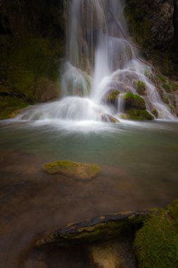 Güzel şelaleler ve Transilvanya dağ dere