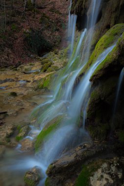Güzel şelaleler ve Transilvanya dağ dere