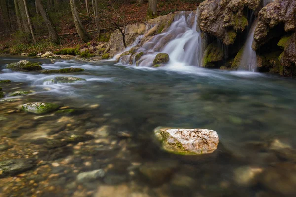 Hermosas cascadas y arroyo de montaña en Transilvania — Foto de Stock