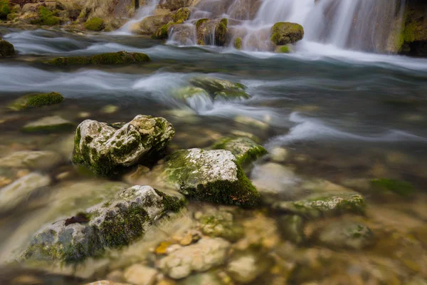 Hermosas cascadas y arroyo de montaña en Transilvania — Foto de Stock