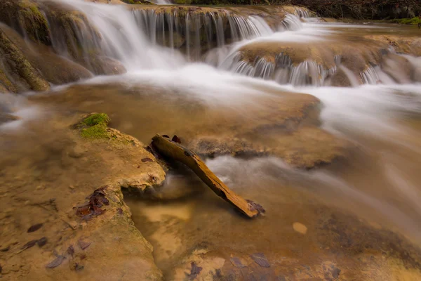 Belle cascate e torrente di montagna in Transilvania — Foto Stock