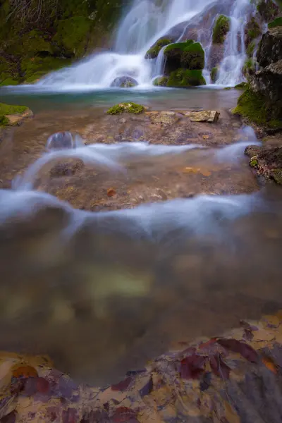 Hermosas cascadas y arroyo de montaña en Transilvania — Foto de Stock