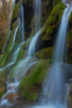 Güzel şelaleler ve Transilvanya dağ dere