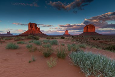 Gün batımında Monument Valley, Arizona, sahne