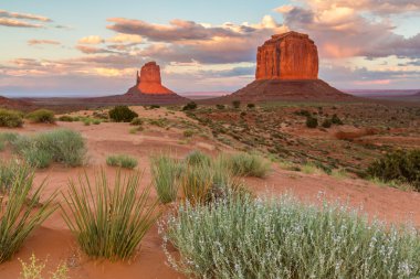 Gün batımında Monument Valley, Arizona, sahne