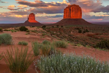 Monument Valley, Arizona, sahne, günbatımı gökyüzü üzerinde profilli