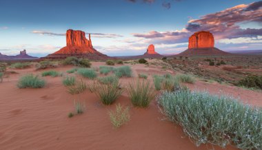 Monument Valley, Arizona, sahne, günbatımı gökyüzü üzerinde profilli