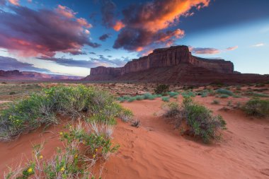 Monument Valley, Arizona, sahne, günbatımı gökyüzü üzerinde profilli