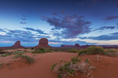 Monument Valley, Arizona, sahne, günbatımı gökyüzü üzerinde profilli