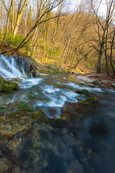 Hermosas cascadas y arroyo de montaña en Transilvania — Foto de Stock