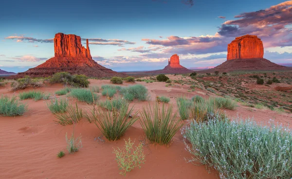 Monument Valley, Arizona, sahne, günbatımı gökyüzü üzerinde profilli