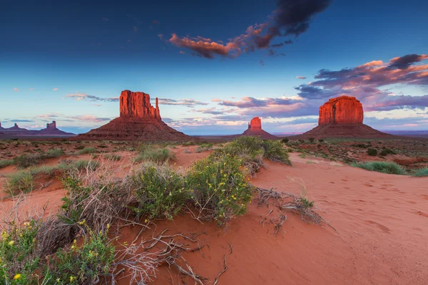 Monument Valley, Arizona, táj, profilozott napnyugtakor ég — Stock Fotó