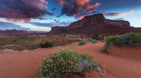 Monument Valley, Arizona, cenário, perfilado no céu por do sol — Fotografia de Stock