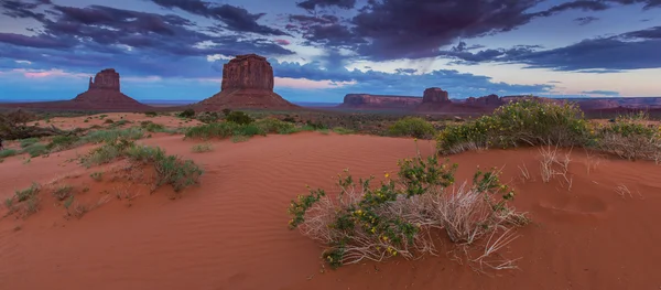 Monument Valley, Arizona, táj, profilozott napnyugtakor ég — Stock Fotó