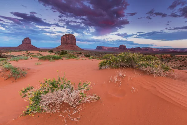 Monument Valley, Arizona, peisaj, profilat pe cerul apusului de soare — Fotografie, imagine de stoc