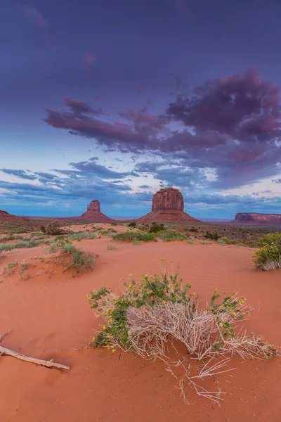 Monument Valley, Arizona, paisaje, perfilado en el cielo del atardecer — Foto de Stock